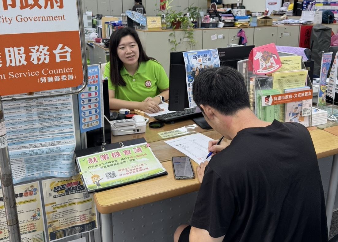 【代發勞工局新聞稿】中高齡投入缺工產業順利重返職場 還可申領高額獎助金