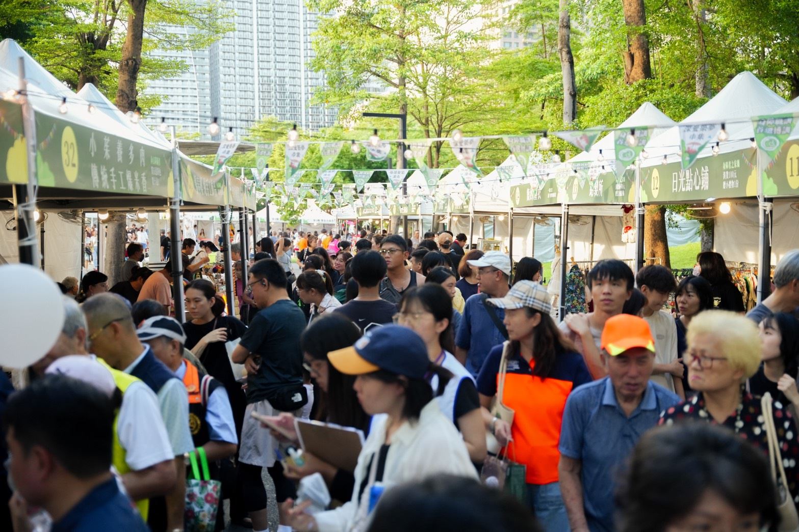 【代發勞工局新聞稿】勞工局深愛築夢市集悠閒野餐風  博訓學員學以致用一展身手