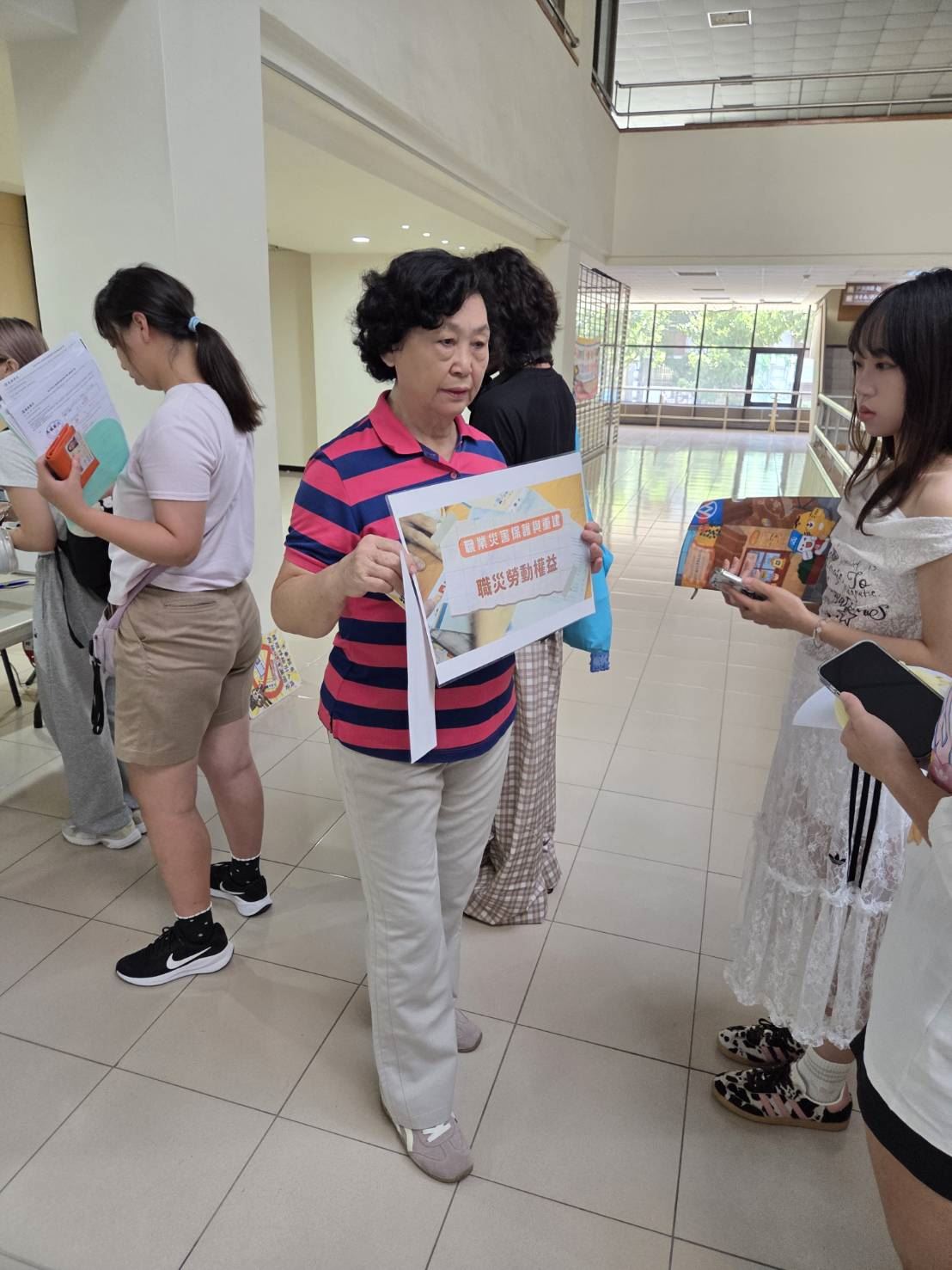 【代發苓雅戶政事務所新聞稿】行動戶所出任務！苓雅、前鎮戶政團隊駐點高師大 學子申....