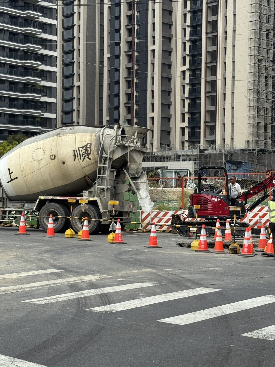 左營區桃子園路與先鋒路口坑洞案　台水修復管線並協助回填　道路於13日中午開放通行