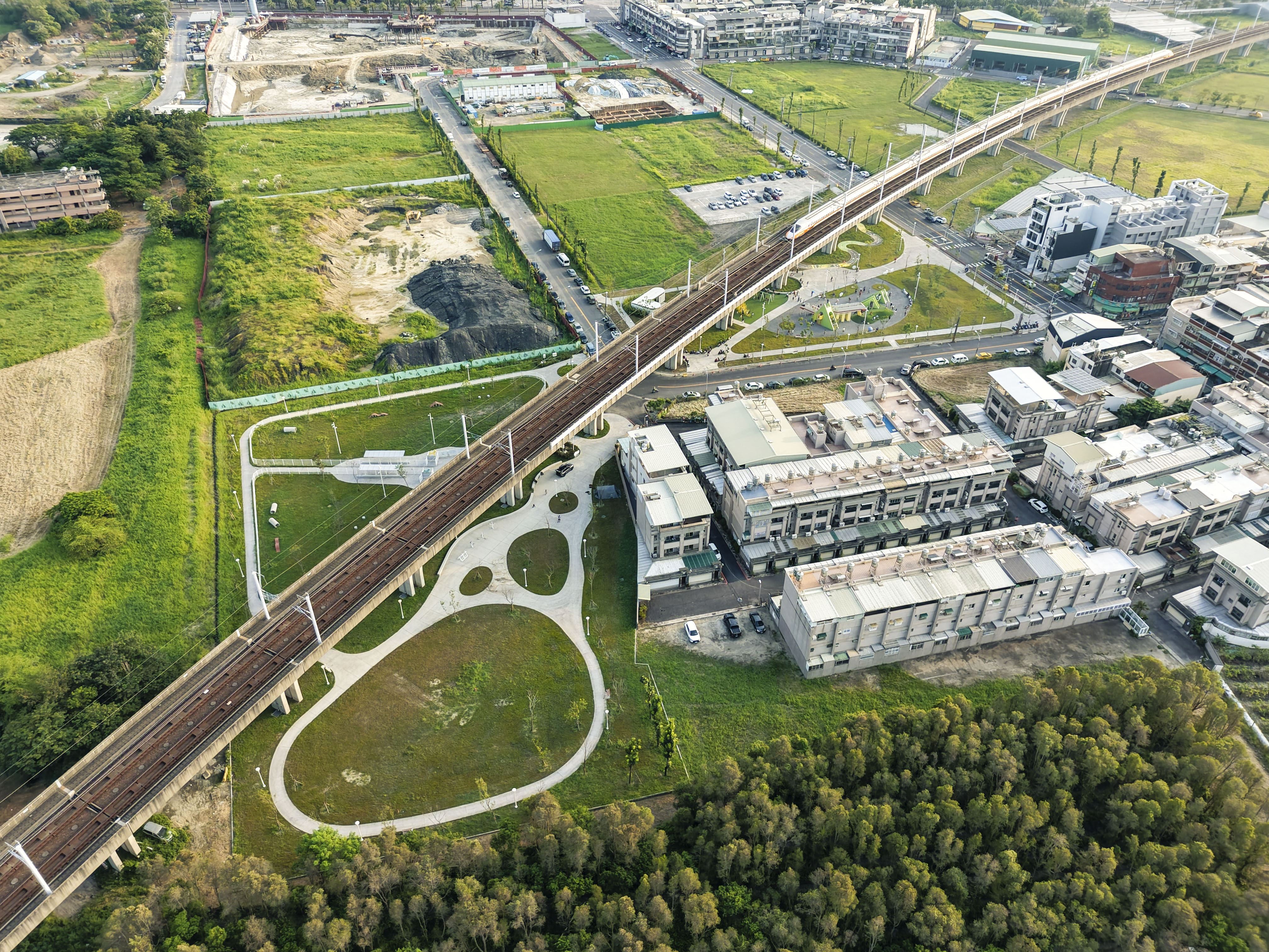 不用搭車也能上『高鐵』！ 仁武公五、公六、公七公園正式開放了