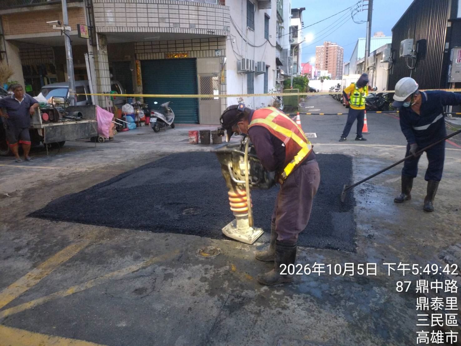工務局全程督管  鼎中路89號前道路自來水管完成搶修通車