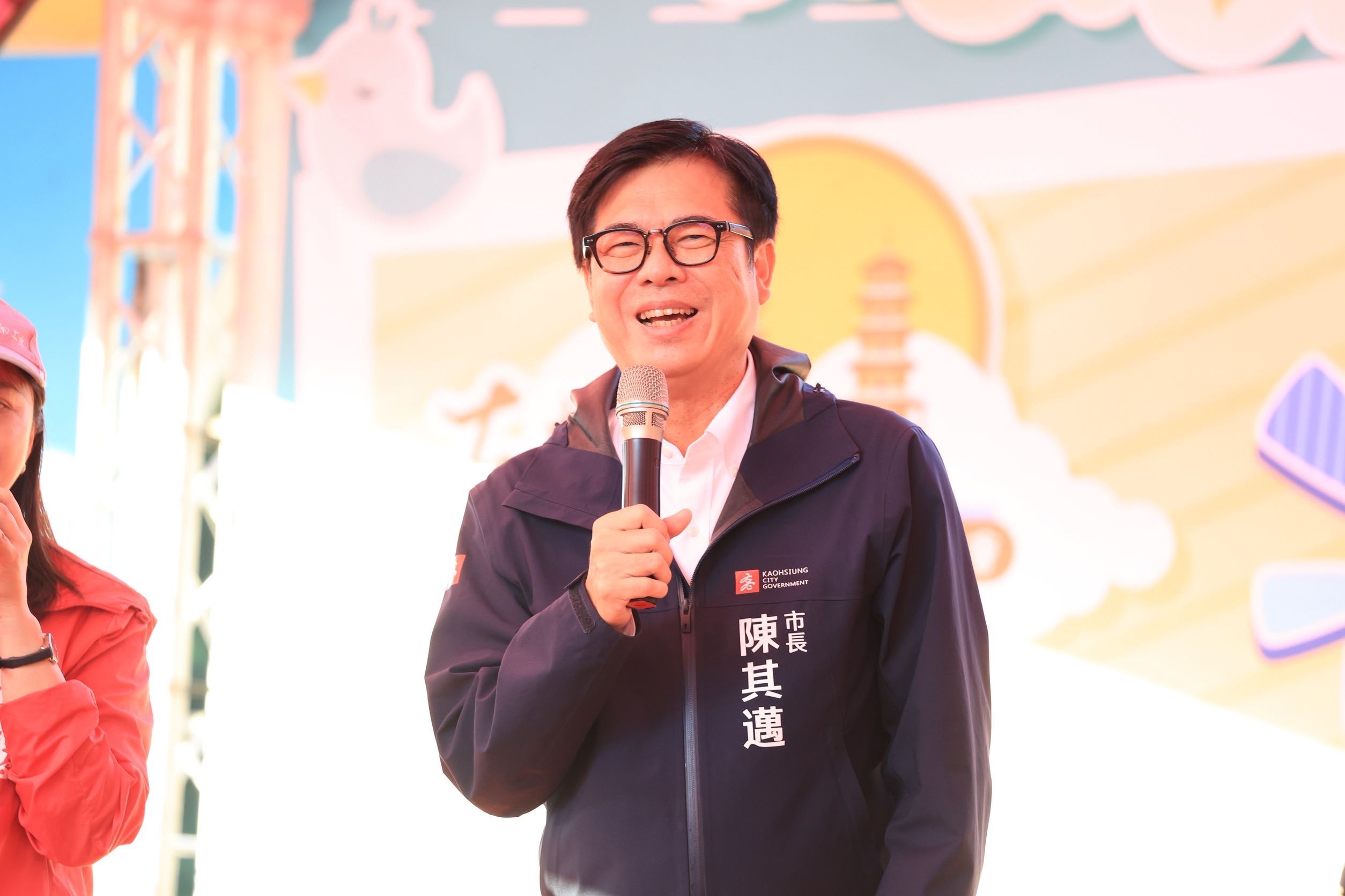 出席重陽敬老聯歡會 陳其邁加碼抽獎 與民眾高歌同樂
