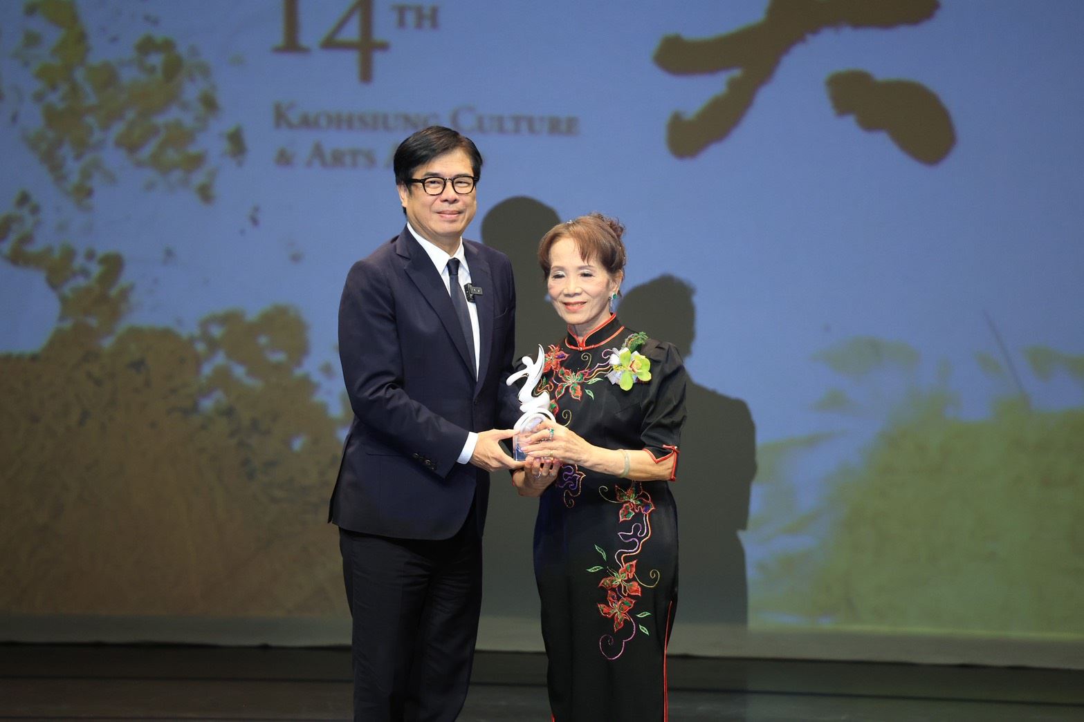 出席2026高雄文藝獎頒獎典禮　陳其邁：致敬城市靈魂 藝術與創作讓高雄更加偉大